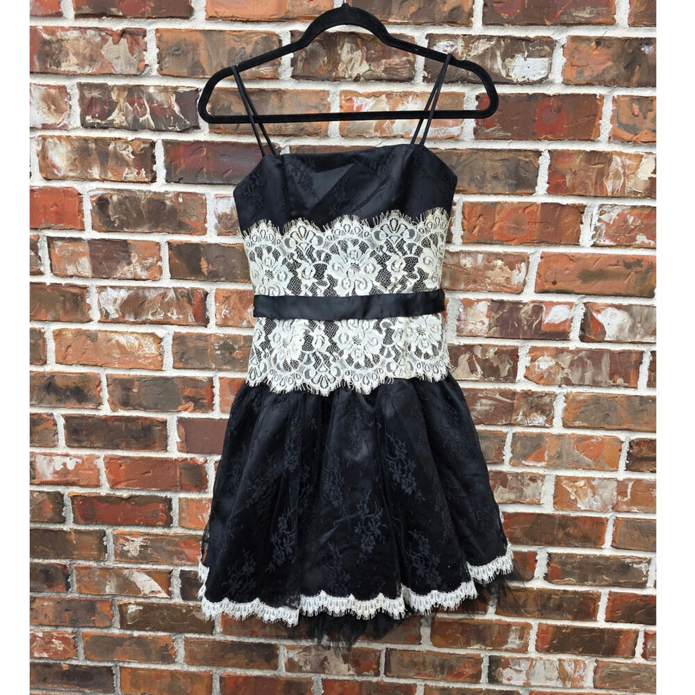 Vintage Jessica McClintock Black & Ivory Lace Party Dress Size 4 Fit & flare